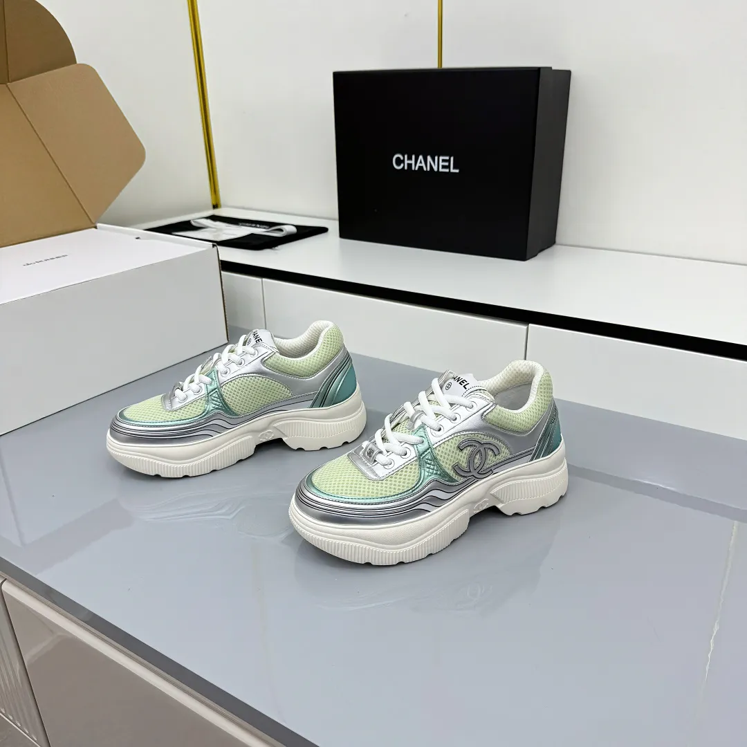 👟👟Ex-factory price 660👟👟 Chanel bread shoes ~ original calfskin panda shoes Chanel 25C latest hot style panda black and white sports shoes casual sneakers Xiaoxiang hot item classic black and white panda color coco girls must pay Fabric: original custom mixed sheepskin lining: original imported breathable mesh lining outsole: Original molded rubber + TPU combination Size: Women's 35-41 Buy now👉 Buy now👉
